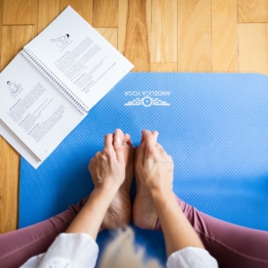 Livre Angelica Yoga introduction sur tapis de yoga