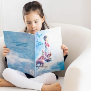 Au Pays du Ciel Bleu - petite fille lit un livre