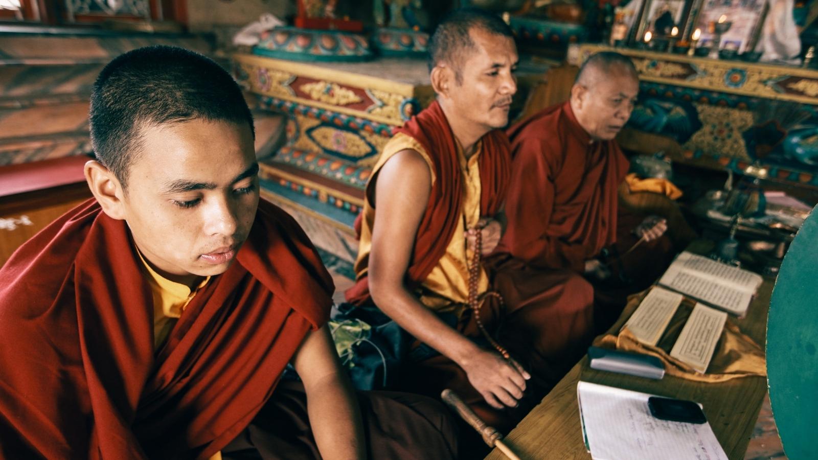 Monks in a chapel - Understanding your dreams - Kaya